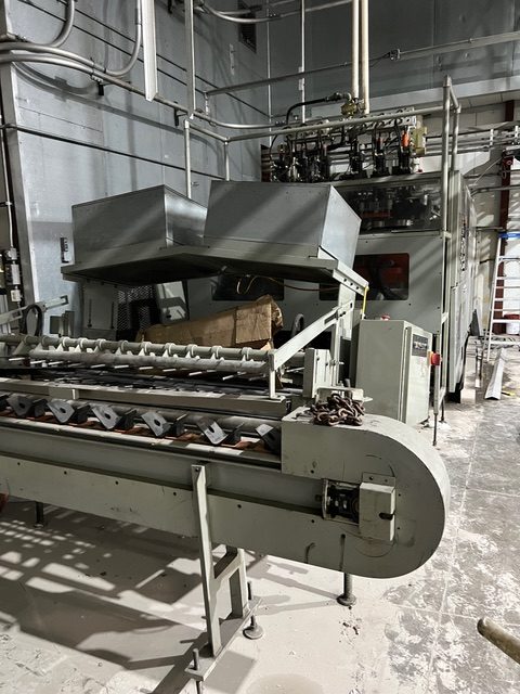 Uniloy Model R-2000 (6) Head Reciprocating Screw Blow Molding Machine Uniloy Model R-2000 (6) Head Reciprocating Screw Blow Molding Machine
